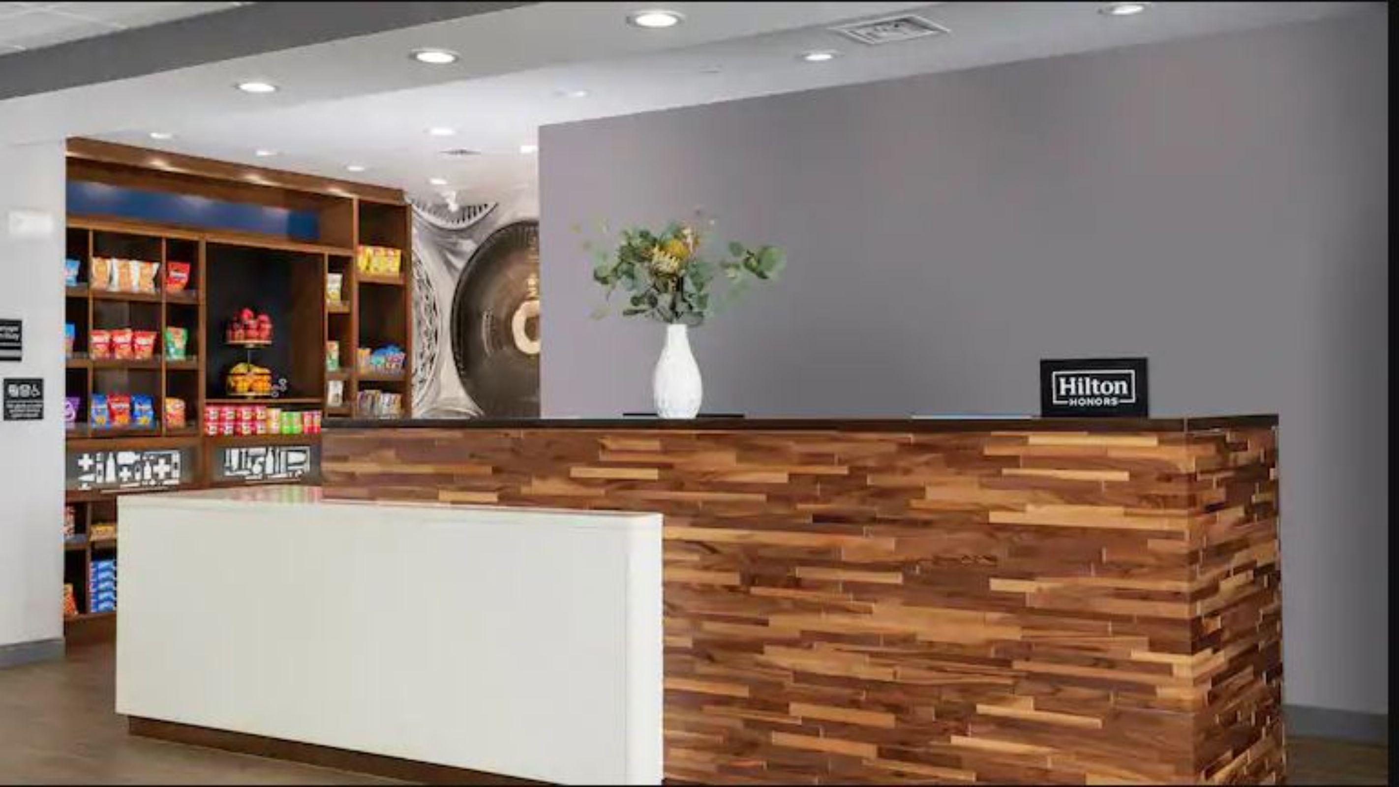 Hampton Inn Newark Airport Exterior foto