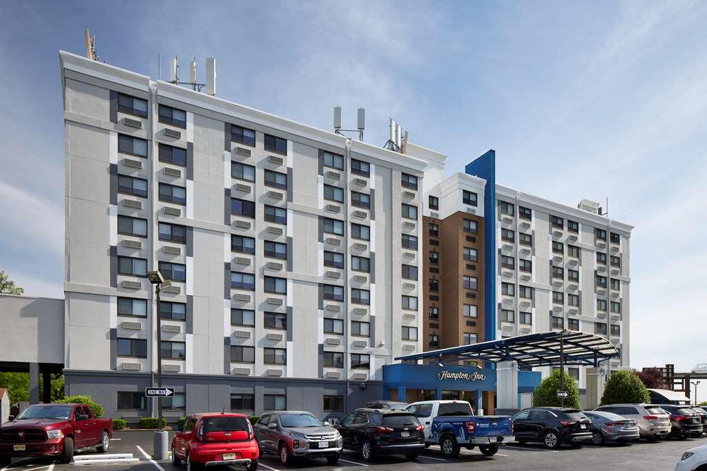 Hampton Inn Newark Airport Exterior foto