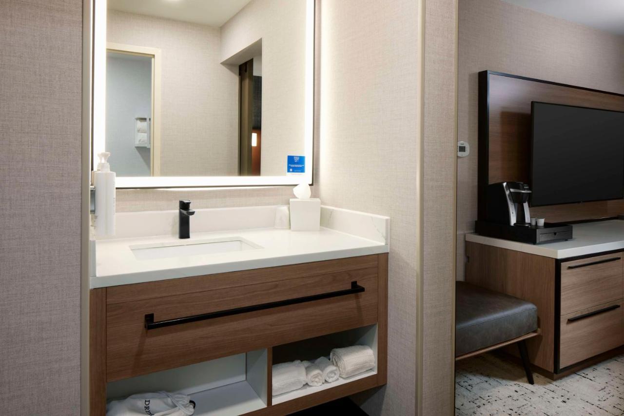 Hampton Inn Newark Airport Exterior foto
