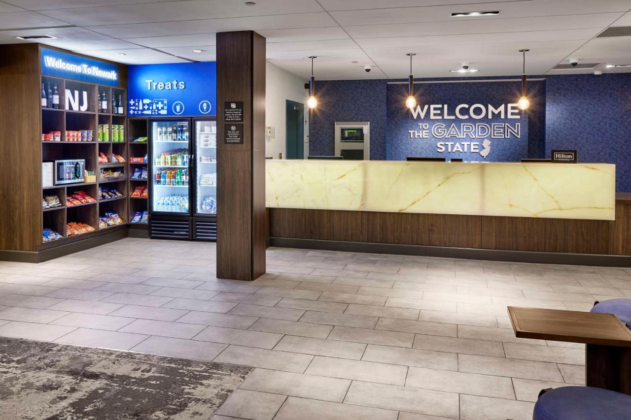 Hampton Inn Newark Airport Exterior foto