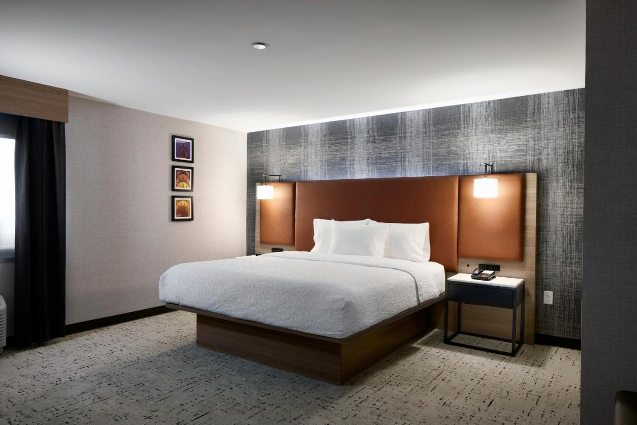 Hampton Inn Newark Airport Exterior foto