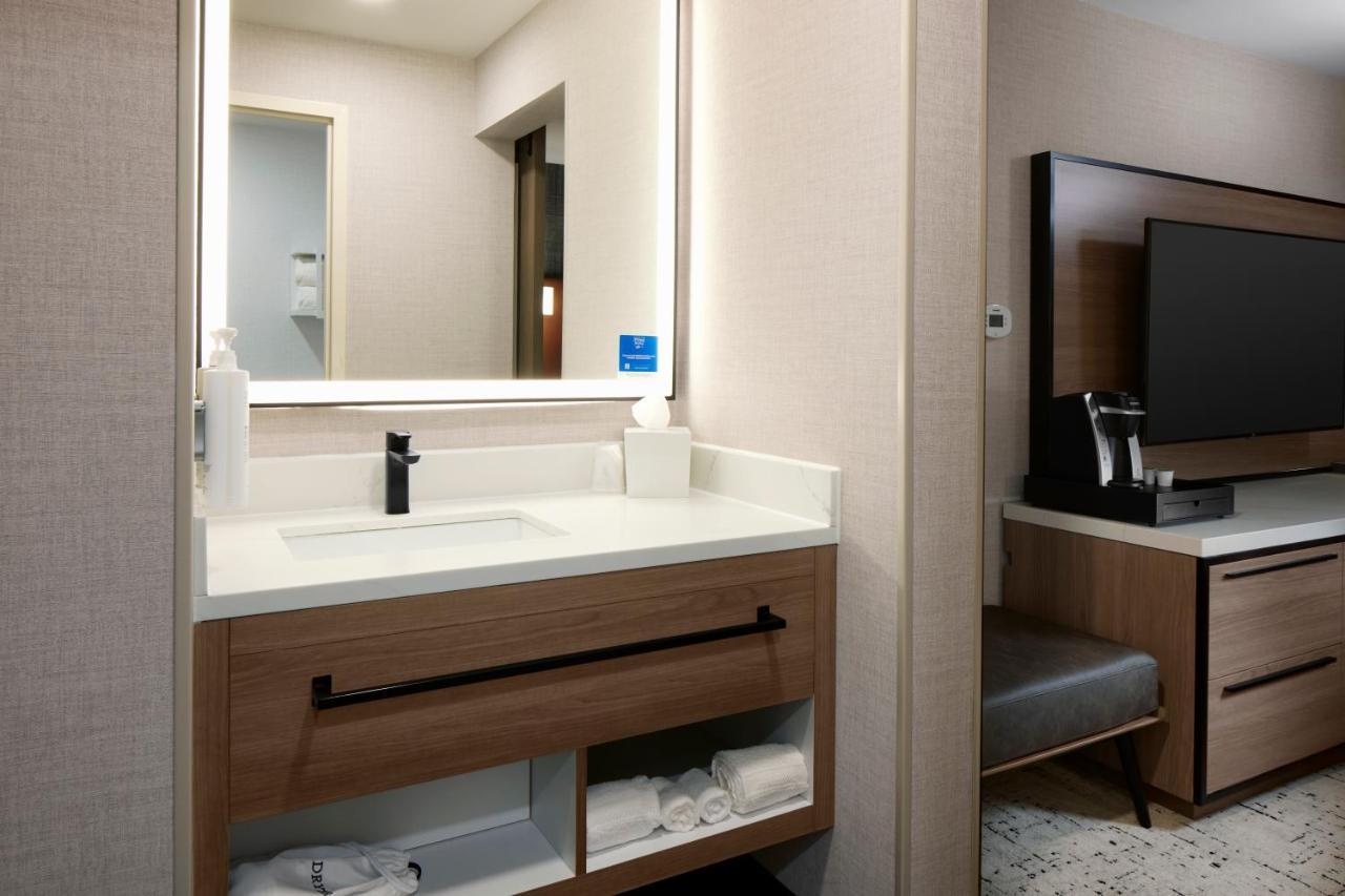 Hampton Inn Newark Airport Exterior foto