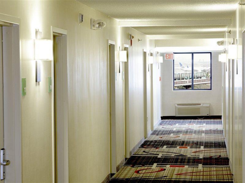 Hampton Inn Newark Airport Exterior foto